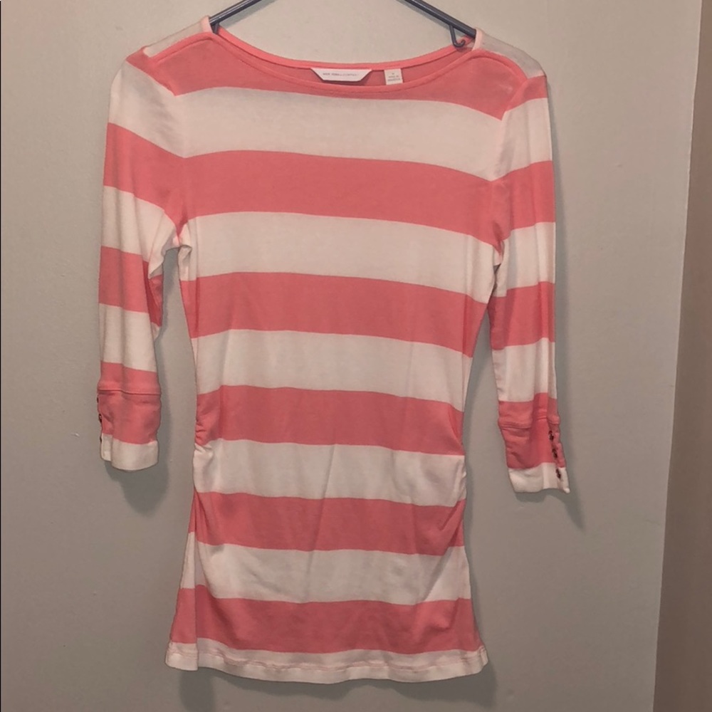 Three quarter sleeve shirt, scrunched on the side